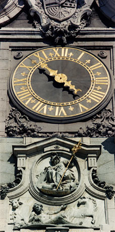 Grupo escultórico y reloj de fachada del Patio de la Armería, del Palacio Real de Madrid.