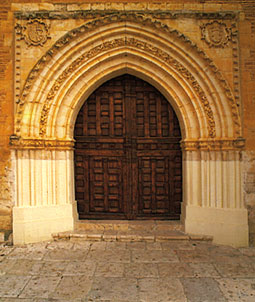 Puerta de entrada a la Iglesia del Monasterio de Santa Clara de Tordesillas