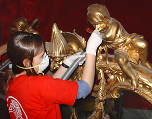Cleaning Hall of the throne of the Royal Palace of Madrid