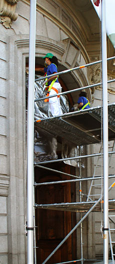 Trabajos de conservación en la fachada del Palacio de Linares (Madrid)