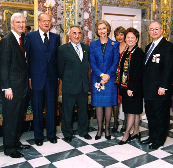 صورة السيد ادواردو باركو مع أصحاب الجلالة ملكا اسبانيا” en USA
