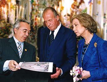 Le directeur de El Barco, Eduardo Benavente, avec les rois d'Espagne lors la présentation de la réplique de la Pièce de Porcelaine du Palais d'Aranjuez
